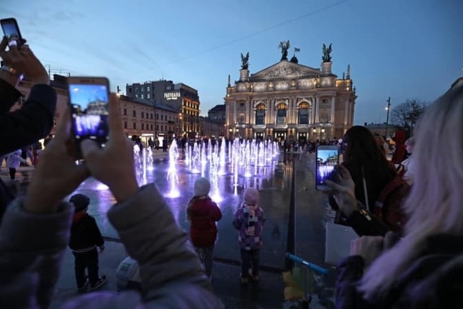 У Львові запрацював новий фонтан на площі перед Оперним театром. Фото дня