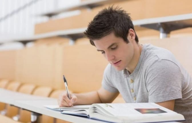 Скільки чоловіків у Львові отримують другу освіту та скільком з них понад 25 років