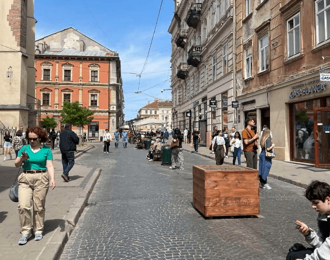 У Львові шукають благодійників для висадки кущів на площі Ринок