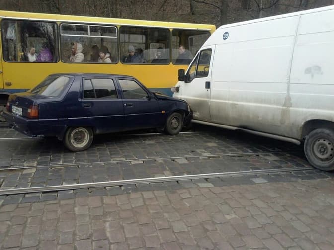Ситуація на дорогах Львова: аварія біля Парку культури