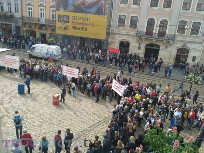 Львівську міську раду пікетують підприємці. Чого вимагають
