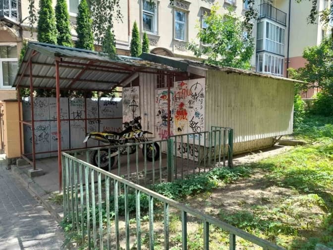 У Львові демонтували закинутий кіоск