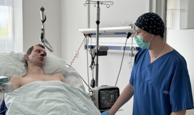 Обпік 50% тіла на фронті. Львівські лікарі успішно пересадили шкіру військовому