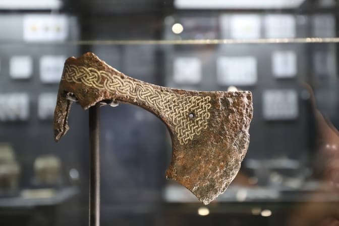 У львівському музеї презентували давню залізну сокиру з інкрустованим тризубом