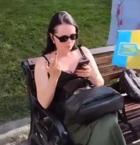 Чиновниця Львівської ОВА відмовилась встати під час гімну України