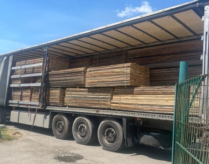 На Львівщині зупинили контрабанду з демонтованим етнобудинком