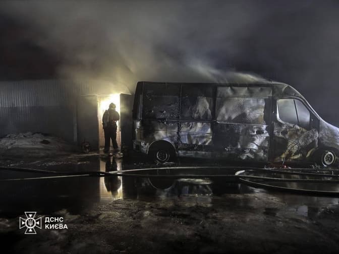 У Дарницькому районі горіла складська будівля: пожежа почалася з вантажівки