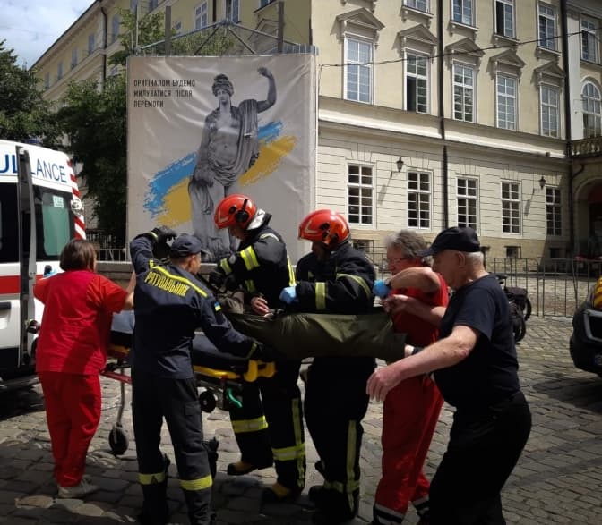 У центрі Львова госпіталізували чоловіка, який впав у фонтан