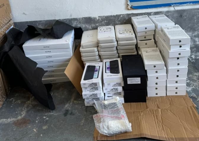 На кордоні на Львівщині вилучили понад 25 контрабандних Iphone 15