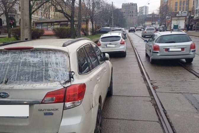 На Подолі з трамвайних колій евакуювали майже два десятки автівок