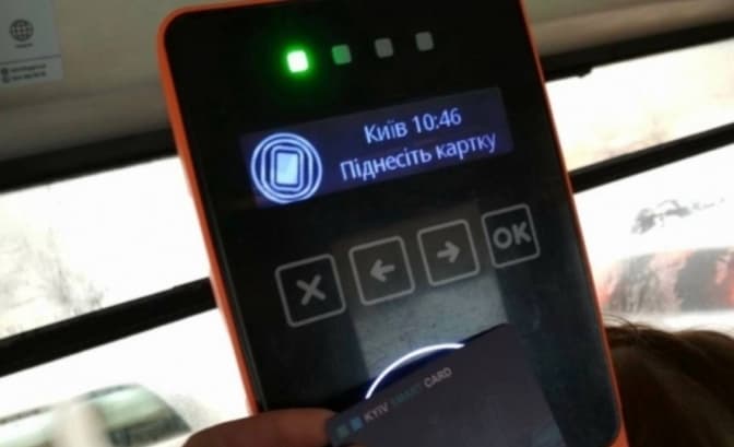 У всьому комунальному транспорті Києва проїзд можна оплатити карткою. Як розрахуватися