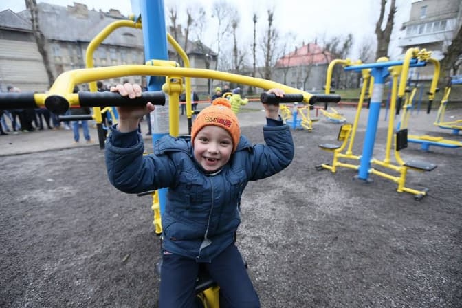 Для львів’ян відкрили тренажерний майданчик під відкритим небом. Оновлено