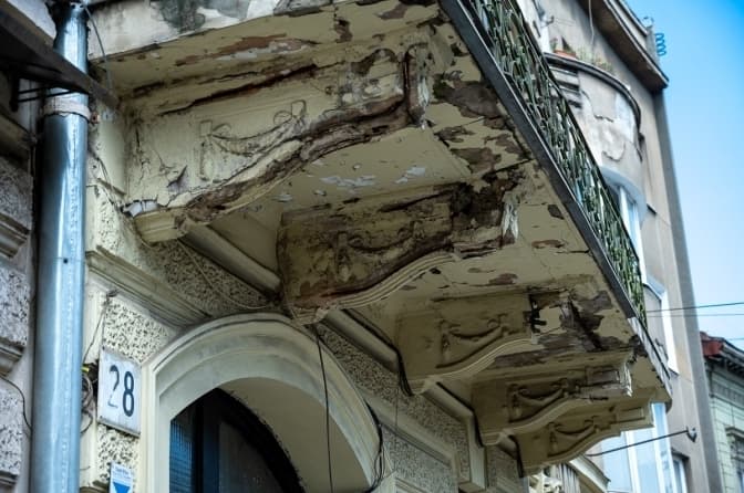 Після смерті чоловіка через падіння балкона у Львові перевірили частину усіх. Результати