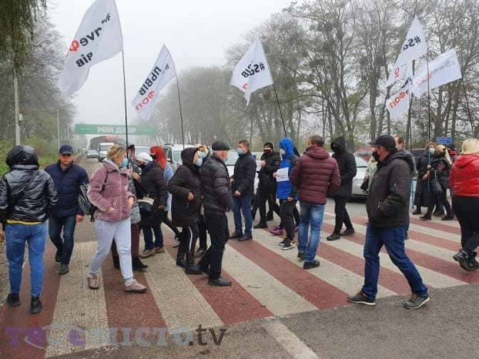 Підприємці перекрили об'їзну Львова та інші траси, аби влада не знищувала мікробізнес. Фото, відео