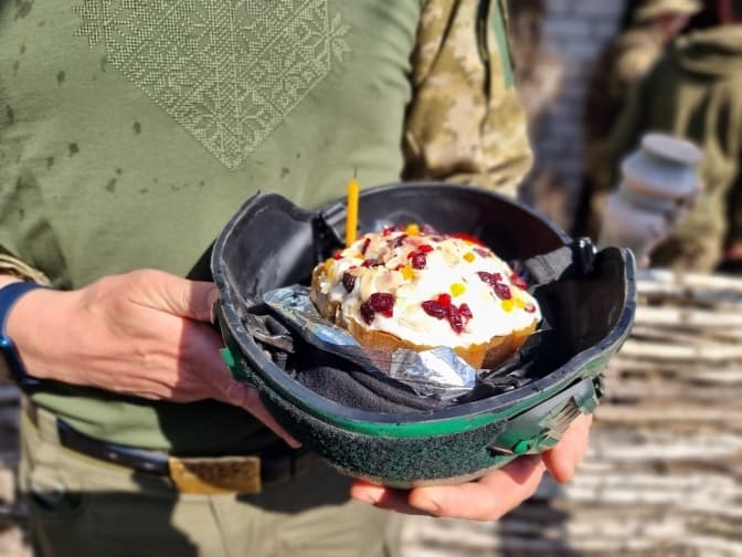 Бійці львівської бригади показали, як святкують Великдень на передовій. Фото