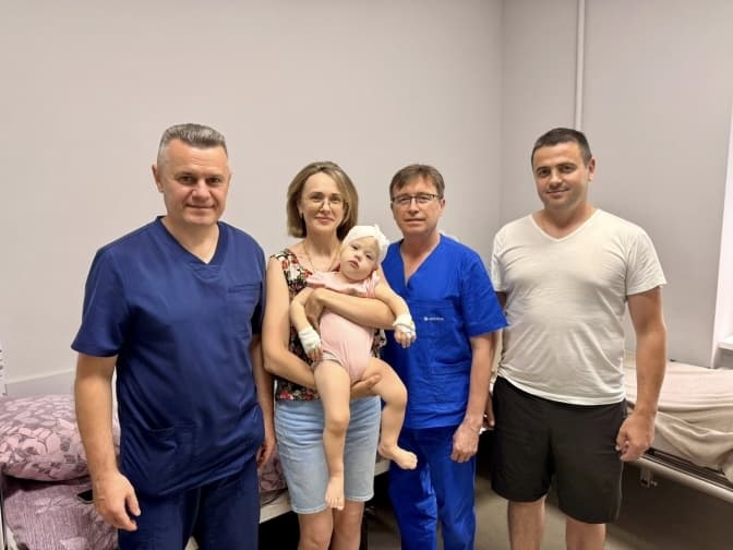 У Львові провели кохлеарну операцію однорічній дитині – невдовзі вона вперше почує звуки