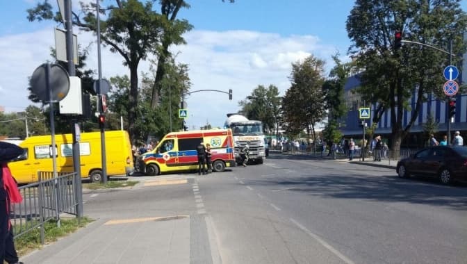 У Львові під колесами цементовоза загинув пішохід. Через ДТП рух на одній з вулиць ускладнений