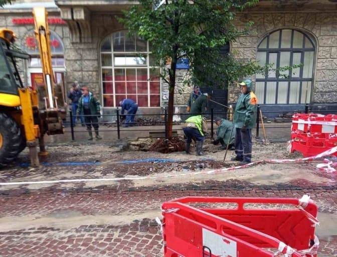 У центрі Львова прорвало водопровід. Вулицю перекрили
