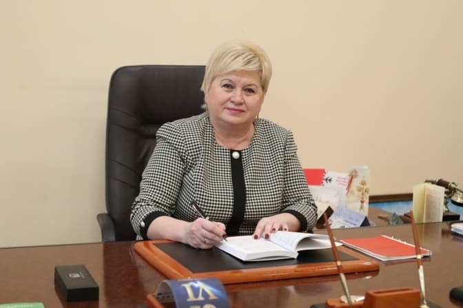 На Львівщині ректорка університету сама себе призначала на посаду професорки. Суд закрив справу