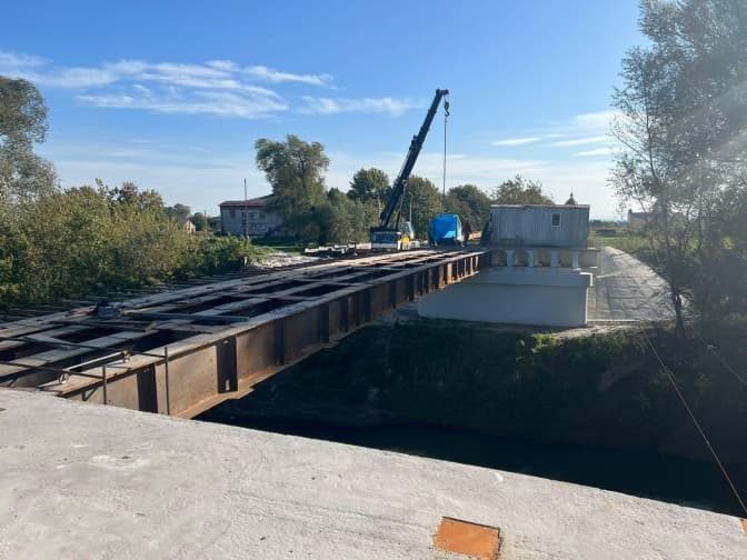 На Львівщині ремонтують міст через річку за 15 млн грн