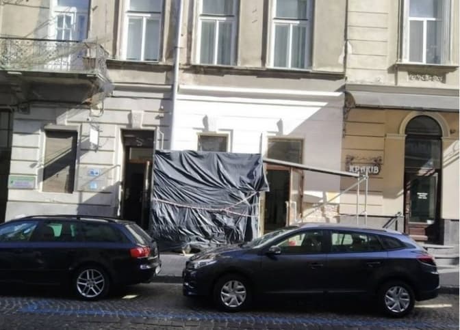 У Львові власника будинку зобов’язали перефарбувати весь фасад першого поверху