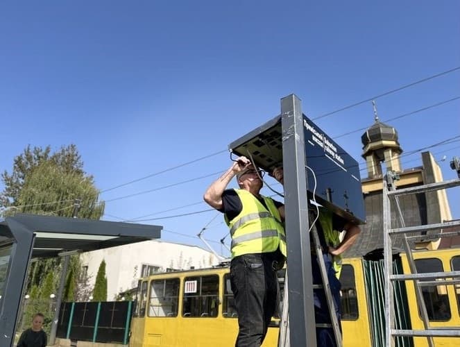У Львові біля вокзалу запрацювало електронне табло з часом прибуття електротранспорту