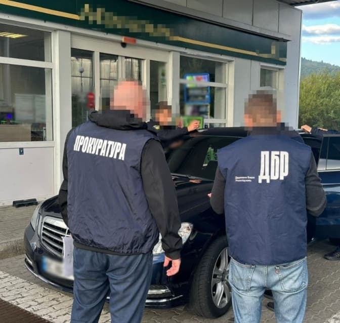 На Львівщині викрили двох інспекторів митниці, які брали хабарі за безперешкодне оформлення вантажу