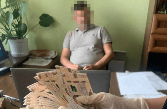 Посадовець зі Львівщини, якого затримали на хабарі, просив пом'якшити запобіжний захід. Йому відмовили