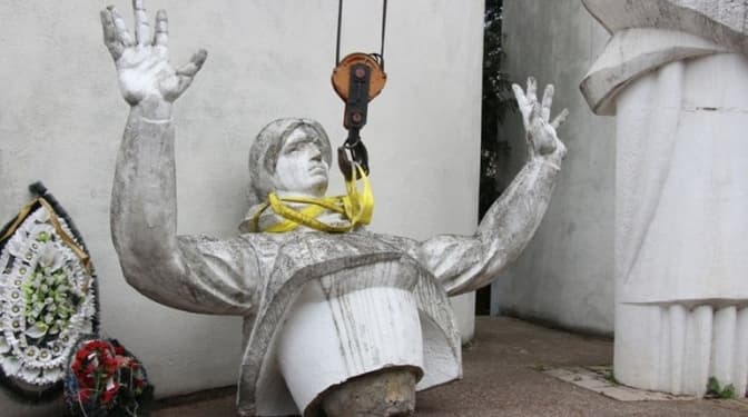 На Львівщині демонтують «Кладовище радянських воїнів» і перепоховають останки