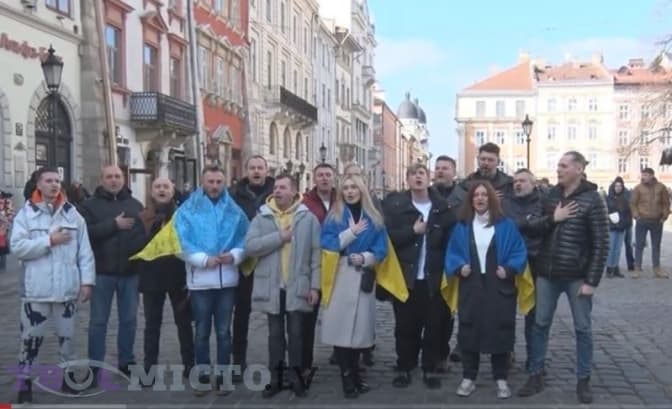 У центрі Львова львівські артисти урочисто заспівали Гімн України. Фото, відео