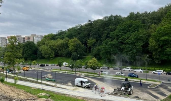 Біля лікарні на Орлика у Львові влаштують вуличні меблі