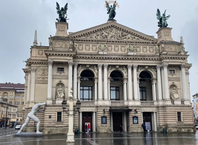 У центрі Львова встановлять гігантську скульптуру, яка «триматиме» Оперний театр. Фото