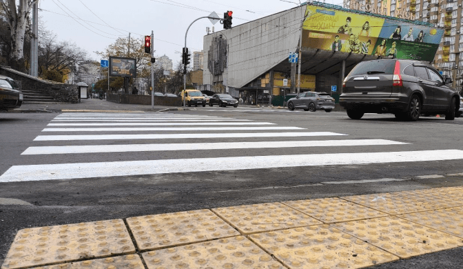 У Києві встановили новий безбар’єрний пішохідний перехід біля кінотеатру «Київська Русь»