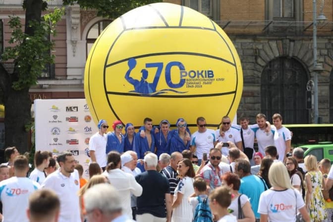 У центрі Львова встановили найбільший м'яч для водного поло у світі. Фото