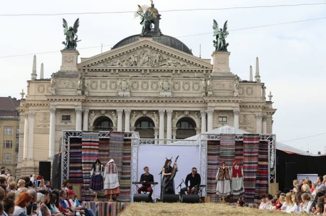 Fashion біля Опери. У Львові відбувся благодійний показ етно-одягу. Фото