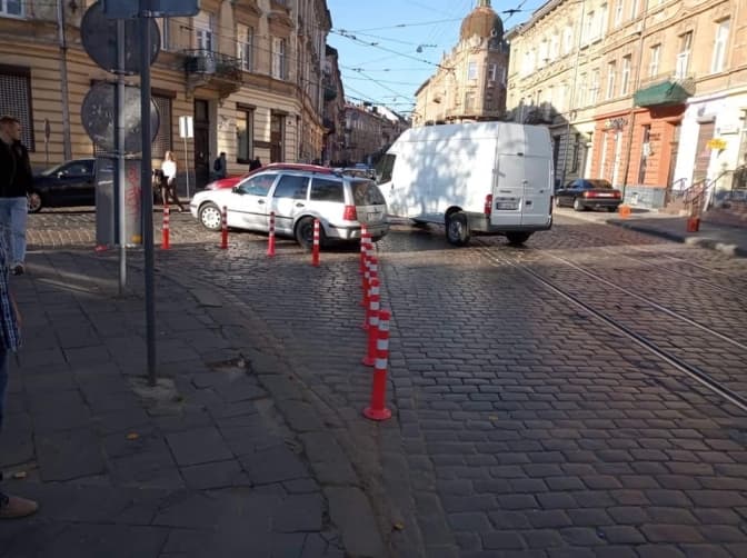 На площі Франка встановлюють гумові делініатори