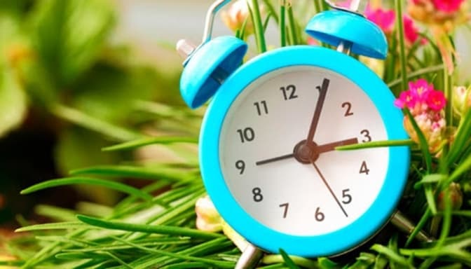 Сьогодні Україна переходить на літній час. Коли переводити стрілки годинника