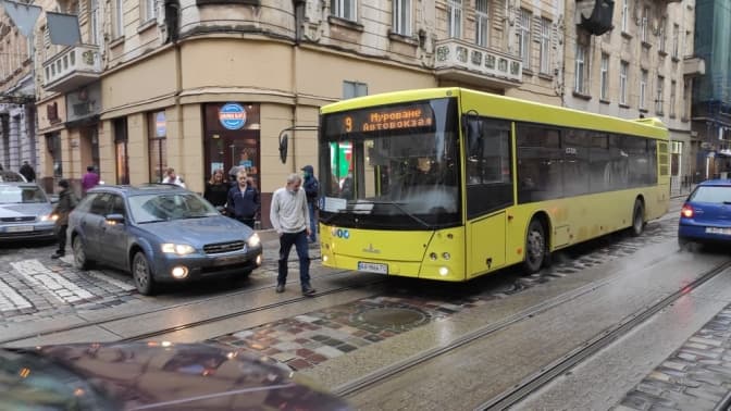 Ситуація на дорогах Львова. На вулиці Дорошенка – ДТП за участі автобуса