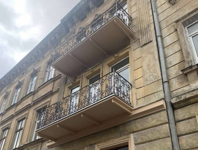 У Львові відновили балкон, який нещодавно обвалився. Фото до та після