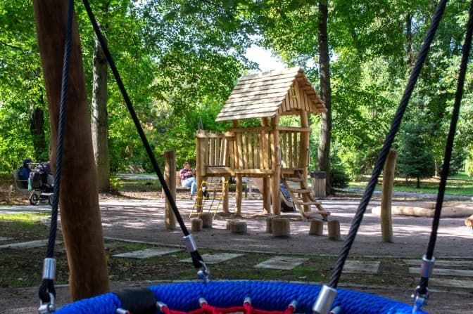 У львівському парку облаштували новий дитячий майданчик