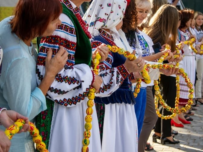 На Львівщині встановили рекорд України, створивши найдовше дерев'яне намисто
