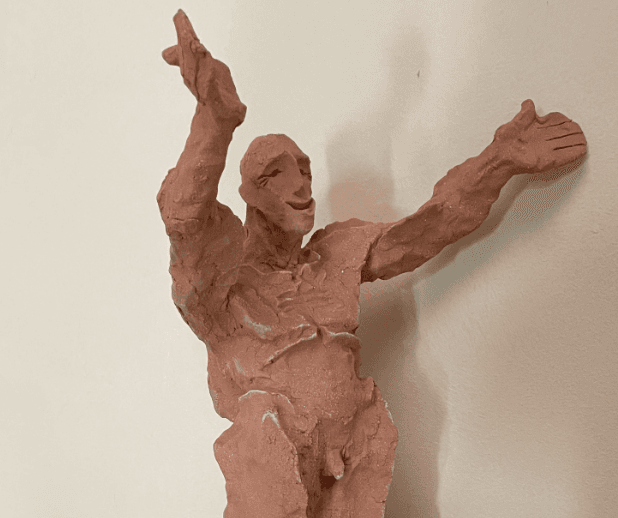 Скульптура на залізничному вокзалі у Львові / Фото зі сторінки УЗ