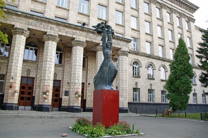 У Києві не можуть декомунізувати пам'ятник учасника встановлення радянської влади в Україні Островського. Причина