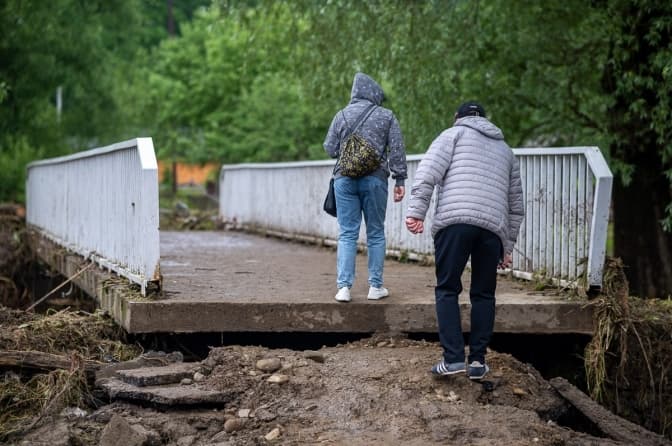 У Східниці змонтували тимчасовий міст на місці зруйнованого паводком