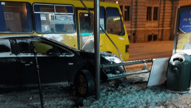 Водій в’їхав у зупинку громадського транспорту в центрі Львова