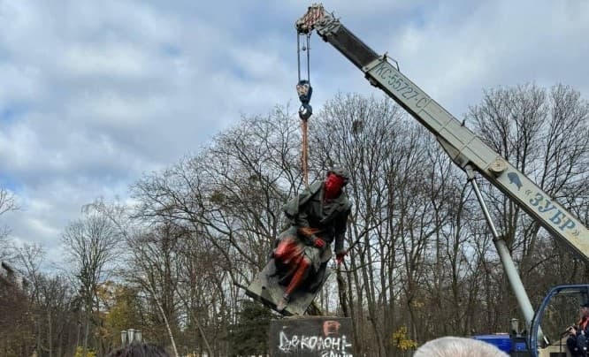 У Києві демонтували пам’ятник Пушкіну