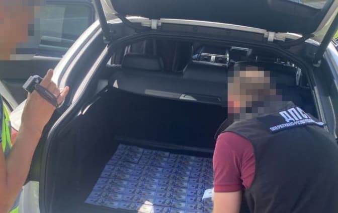 За 6 тис. доларів жінка на Львівщині організувала переправлення за кордон ухилянта