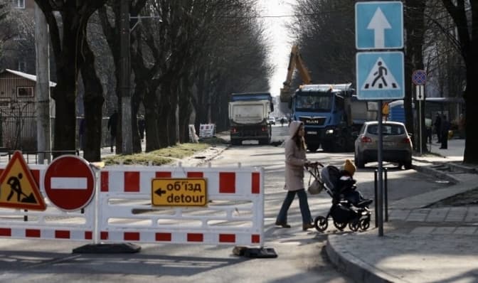 На трьох ділянках у Львові перекрили рух транспорту