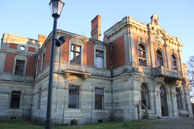 Підприємець 15 років не ремонтував аварійний замок на Львівщині. З ним розірвали договір