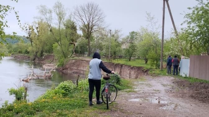 Річка продовжує виходити з берегів та руйнувати село на Львівщині